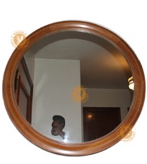 Un espejo redondo de madera